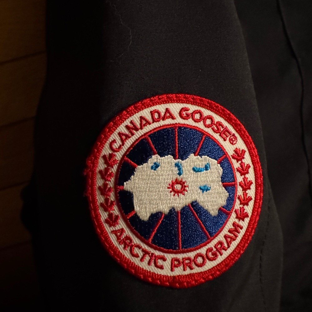 Like New Canada Goose Women’s Victoria Dark Navy Ski Parka with Detachable Fur - Picture 6 of 12